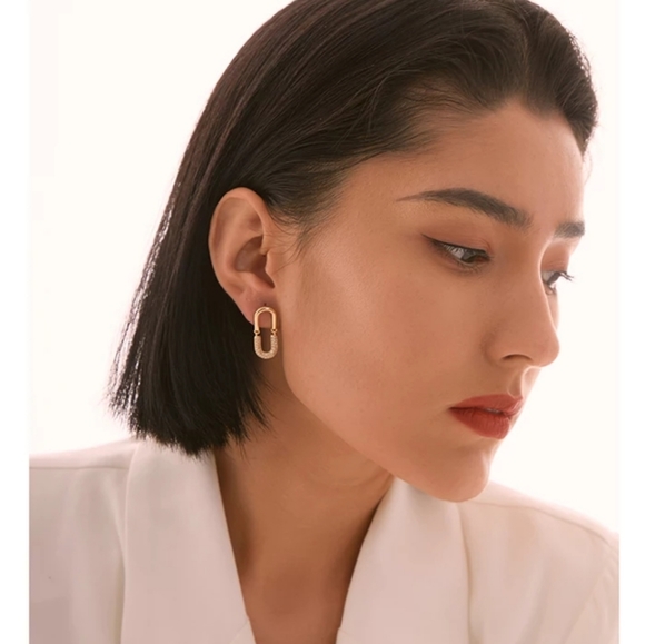 New, Delicate Oval Stud Earrings - Picture 3 of 6